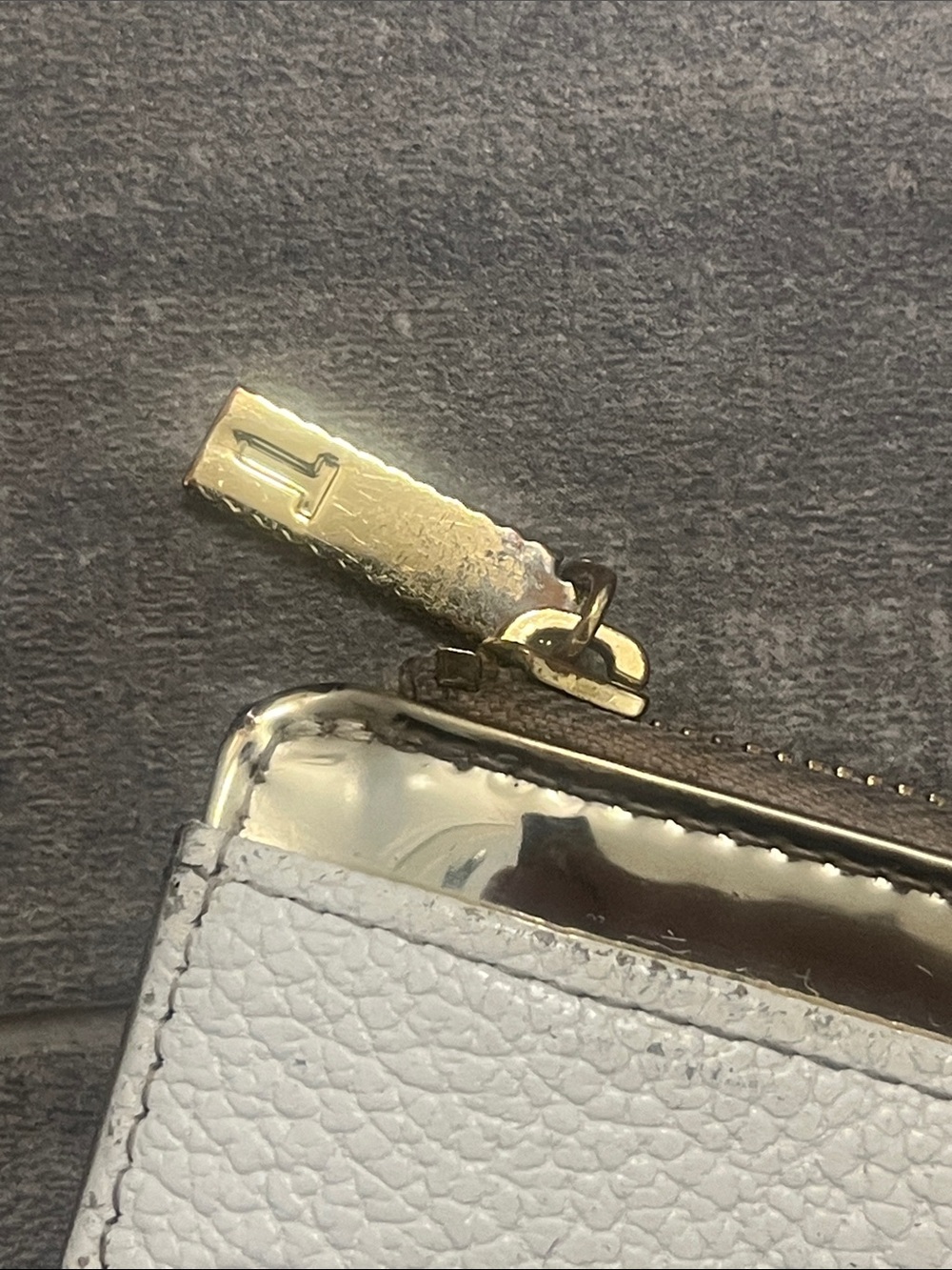 Ted Baker White Pebbled Leather Zip Card Case with Gold Plaque Accent - Picture 3 of 14